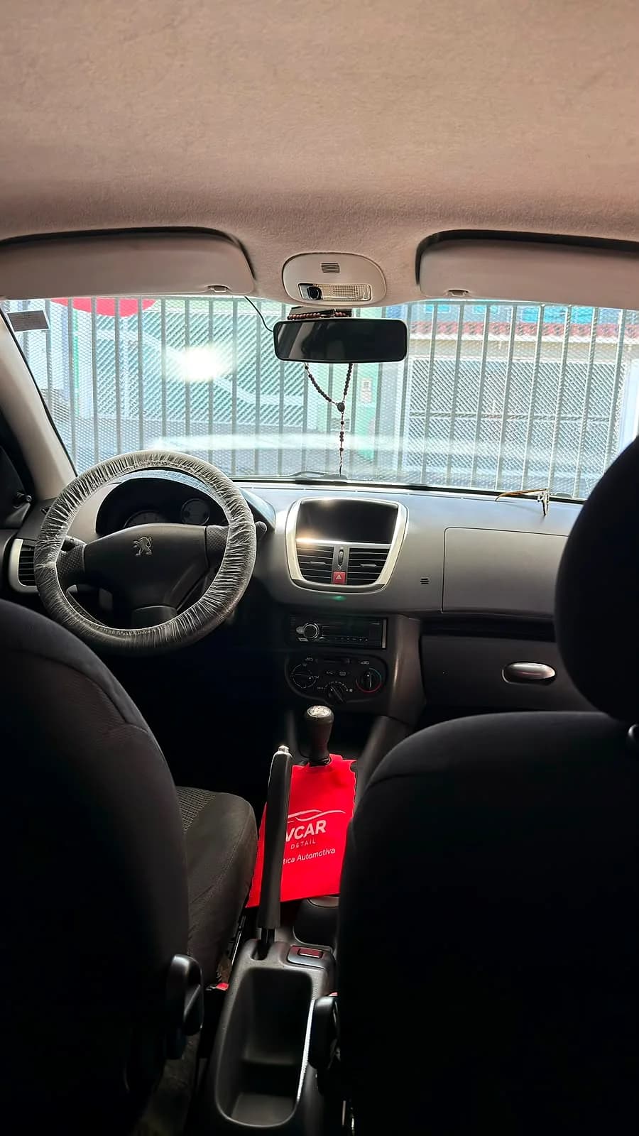 Interior protegido com identidade VCAR na alavanca de câmbio
